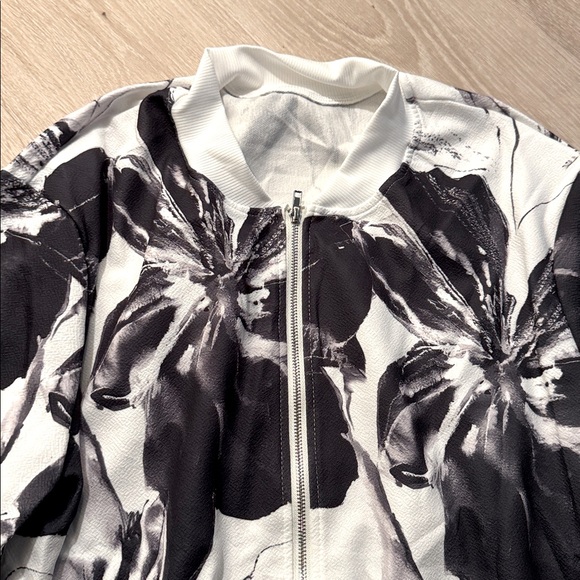 Black & White Floral Print Bomber Jacket NEW 🏷️ - Picture 6 of 7